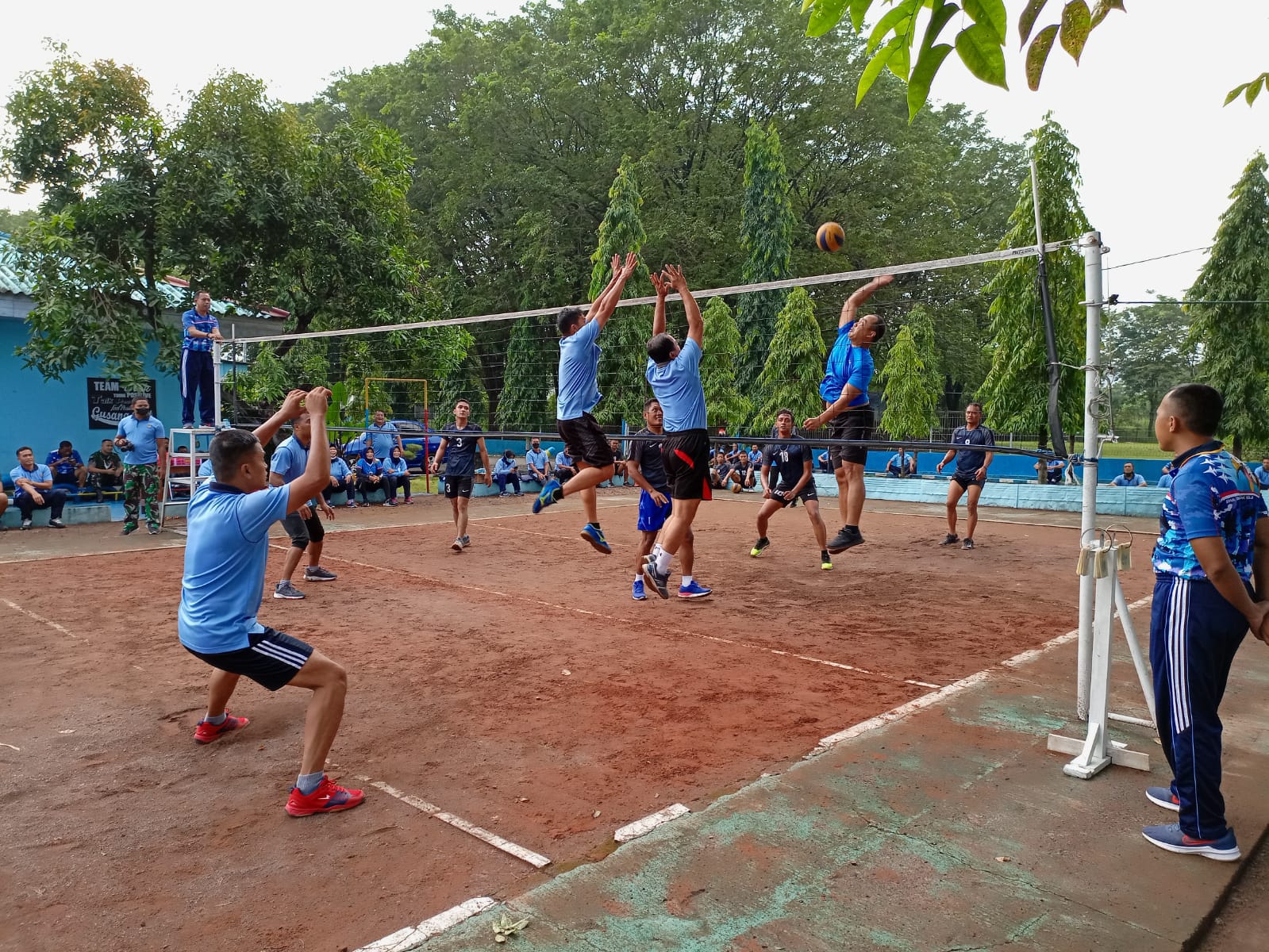 Jalin Silaturahmi, Lanud Muljono Laksanakan Tanding Voli Bersama Pusdiklathanudnas dan Gusang Surabaya