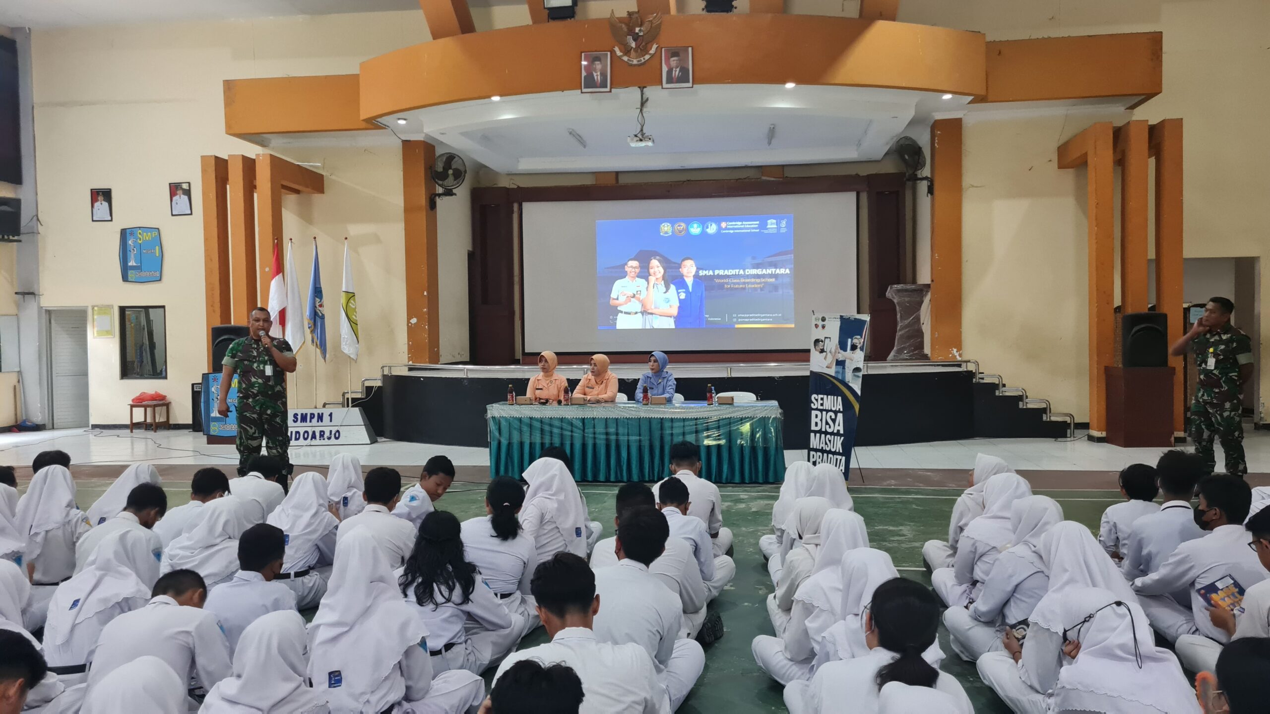 Tim Sosialisasi Binpers Panda Lanud Muljono Gelar Sosialisasi PPDB SMA Pradita Dirgantara di SMPN 1 Sidoarjo