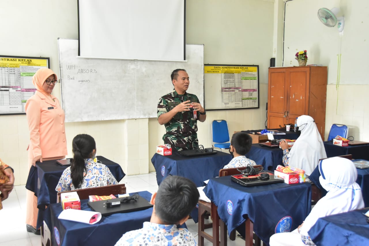 Danlanud Muljono dan Ketua Yasarini Pengurus Cabang Lanud Muljono Ikuti Pembukaan FESA dan Tinjau Langsung Babak Penyisihan AMSO di SD Angkasa Kenjeran