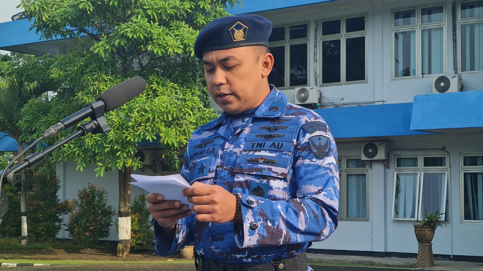 Kadislog Lanud Muljono Pimpin Upacara Bendera 17-AN