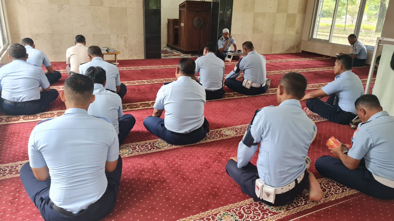 Personel Lanud Muljono Laksanakan Sholat Dhuha