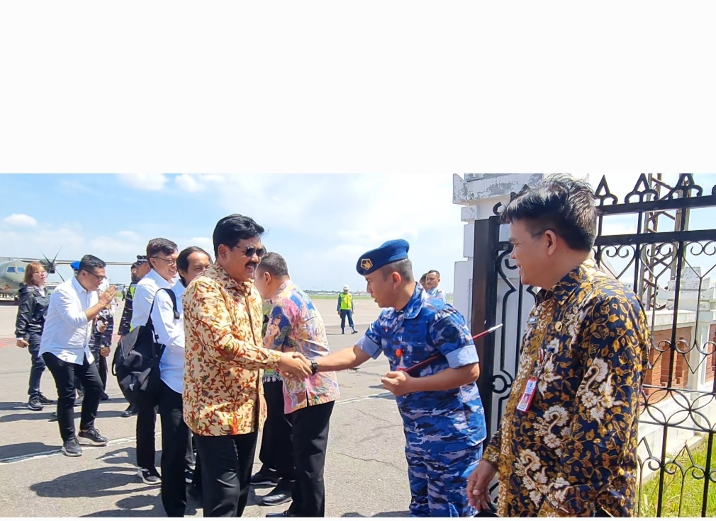 Danlanud Muljono Sambut Menteri Agraria dan Tata Ruang/Kepala Badan Pertanahan Nasional (BPN) Di VVIP Lanudal Juanda Surabaya.