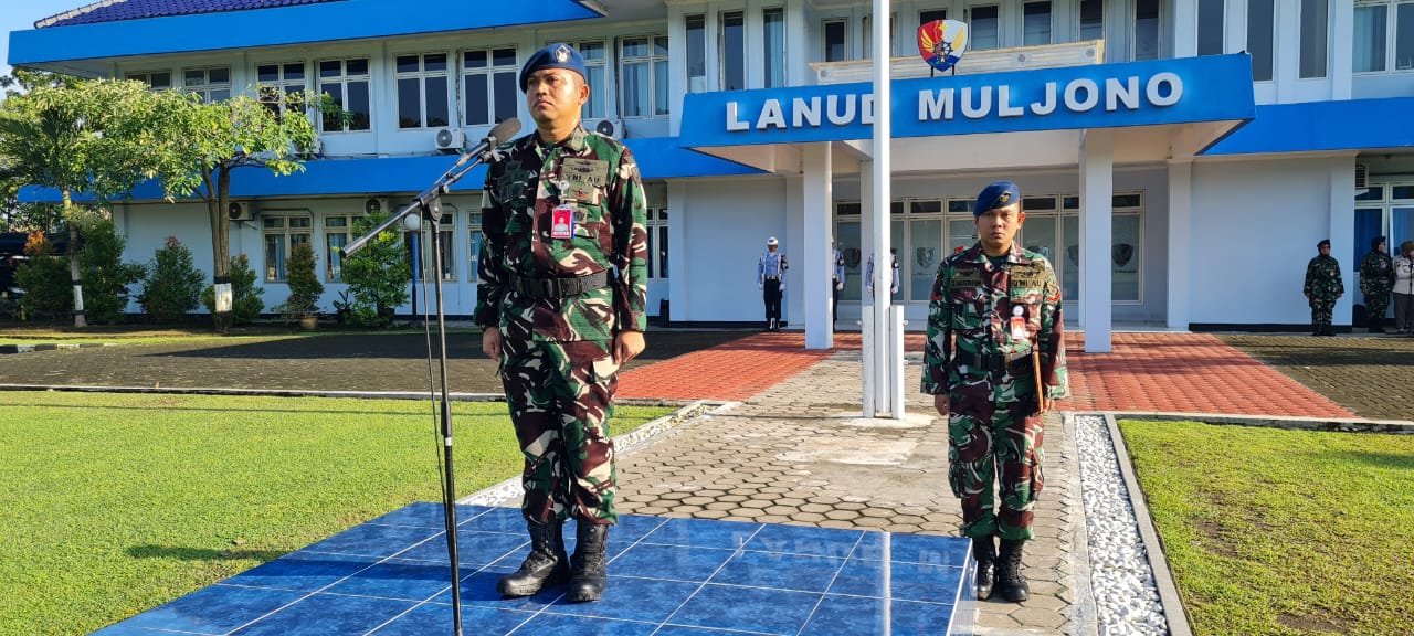 Kadispers Lanud Muljono Pimpin Upacara Bendera Mingguan Lanud Muljono