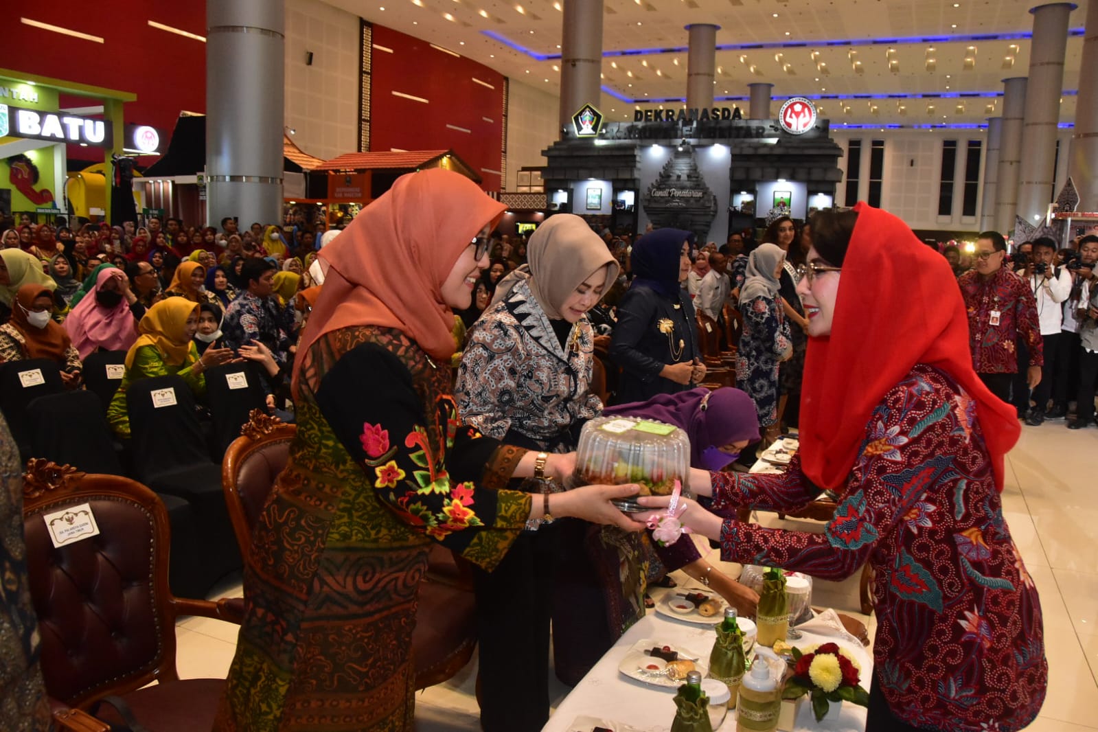 Ketua Pia AG Cab.4/ D.II Lanud Muljono Hadiri Upacara Pembukaan Batik Bordir dan Aksesoris Fair