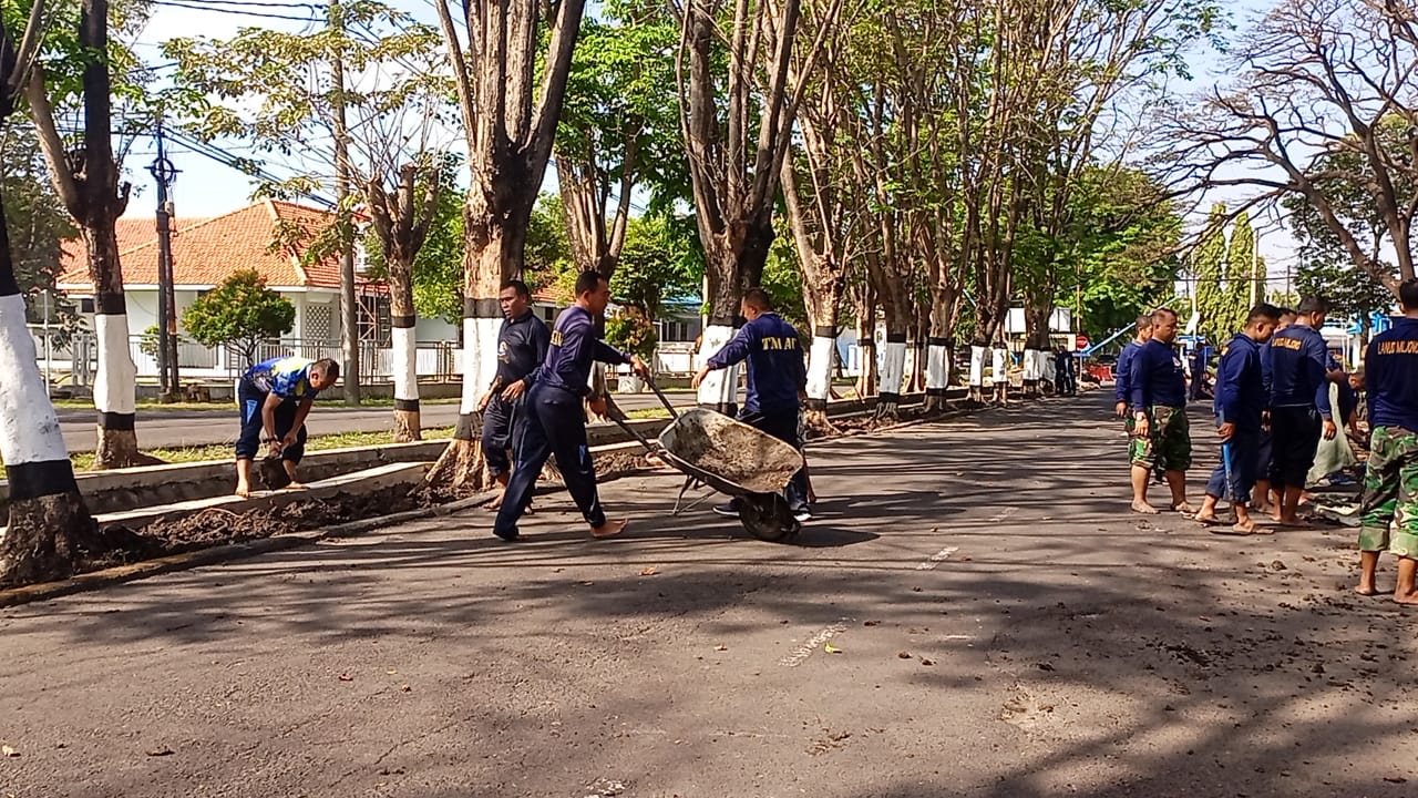 Jaga kebersihan Saluran Air, Danlanud Muljono Surabaya Beserta Staf Bersihkan Lingkungan