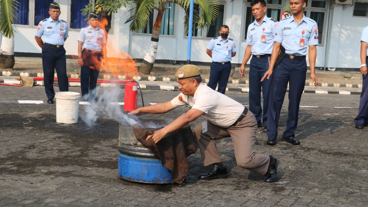 Antisipasi Bahaya Kebakaran, Lanud Muljono Surabaya Gelar Sosialisasi Damkar