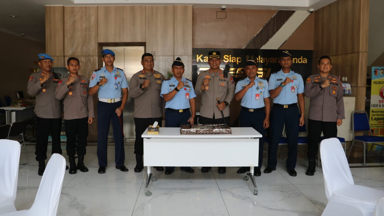 Eratkan Silaturahmi, Danlanud Muljono Surabaya Berkunjung ke Polres Sidoarjo