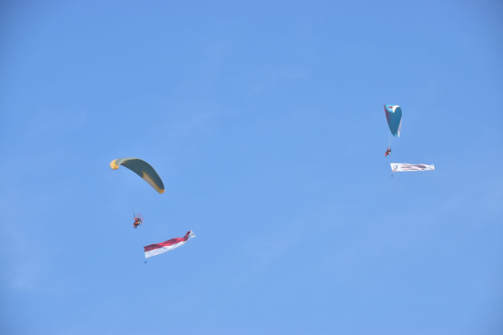 Pilot Paramotor Binaan Binpotdirga Lanud Muljono Surabaya Meriahkan HUT RI ke-78 di Langit Surabaya