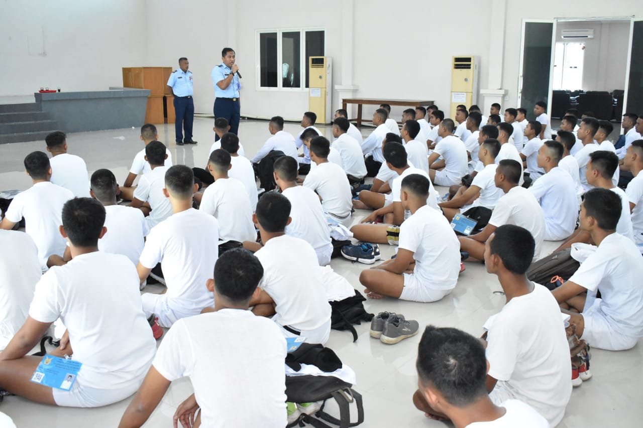 Kadispers Lanud Muljono Tinjau Pelaksanaan Pemeriksaan Casis Bintara A-52 Gelombang 2 Tahun 2023