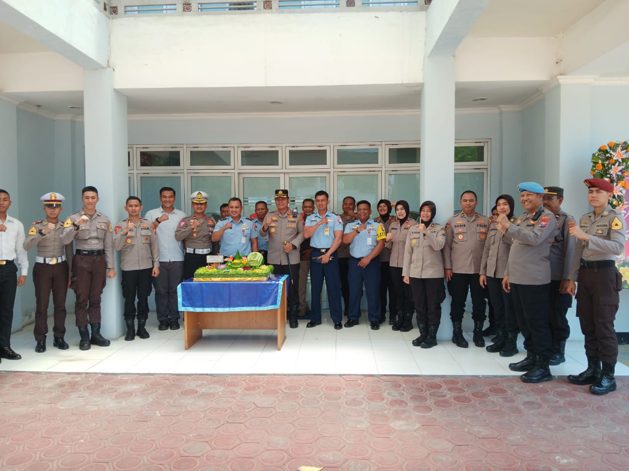 Sinergitas TNI Polri, Kapolres Sidoarjo Berikan Surprise HUT TNI ke-78 Kepada Lanud Muljono
