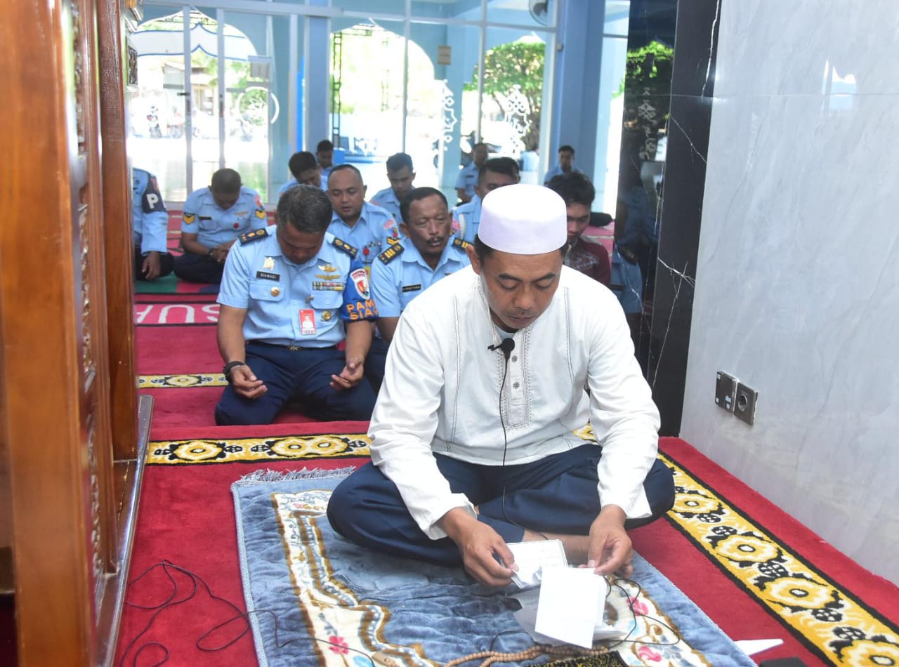 Doa bersama untuk keselamatan di laksanakan personel TNI AU Lanud Muljono