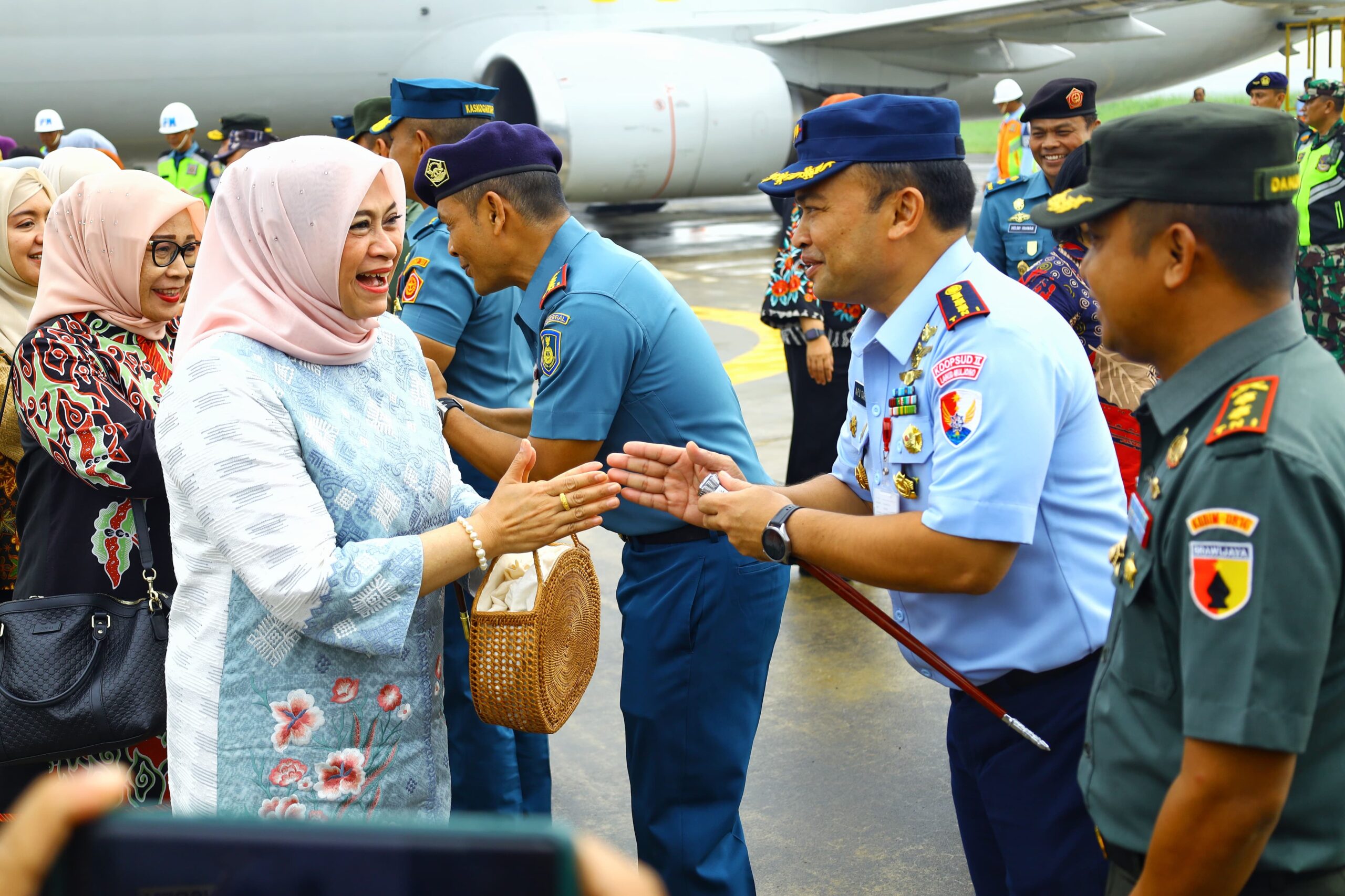 Danlanud Muljono Beserta Ketua Pia AG Cab.4/D.II Sambut Kedatangan Ketua Umum Dharma Pertiwi di Surabaya