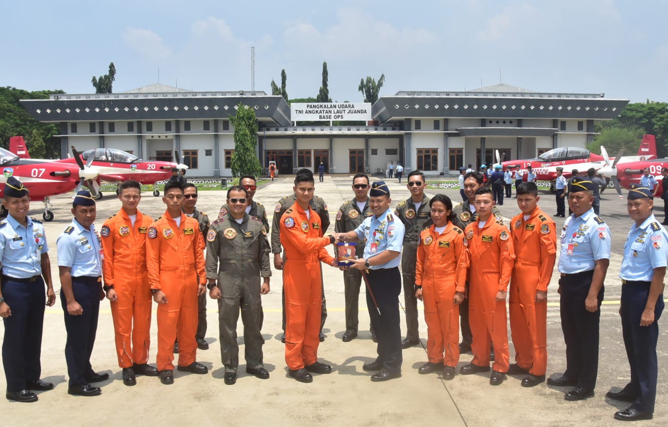 Akhir Masa Pelatihan, Danlanud Muljono Terima Penyerahan Plakat NJS Sekbang A-104