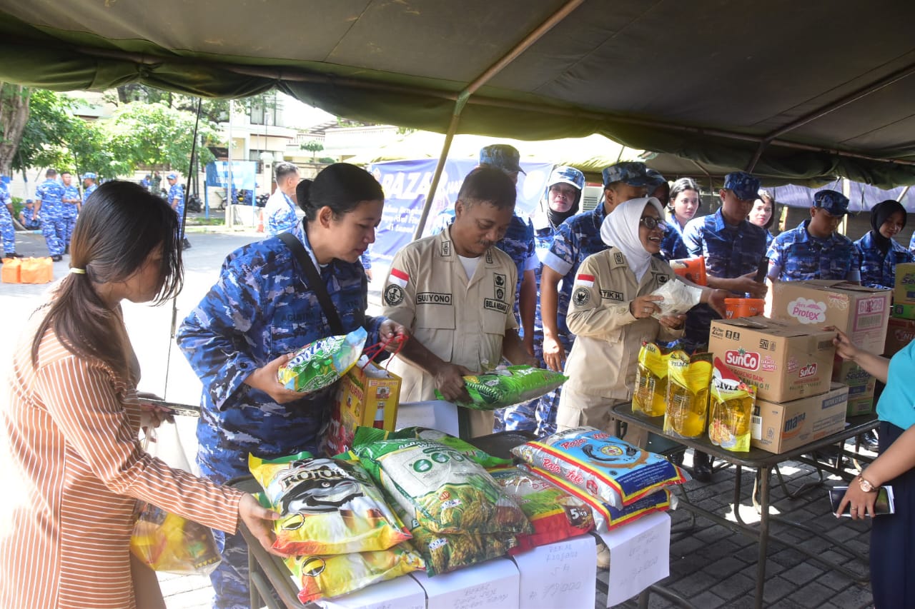 Jelang Hari Idul Fitri 1445 H/2024 M, Lanud Muljono Gelar Bazar Murah TNI